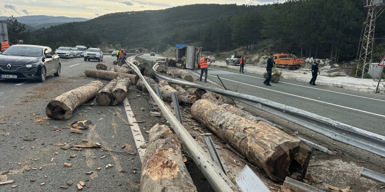 Kastamonu'da devrilen tomruk yüklü tırın sürücüsü yaralandı