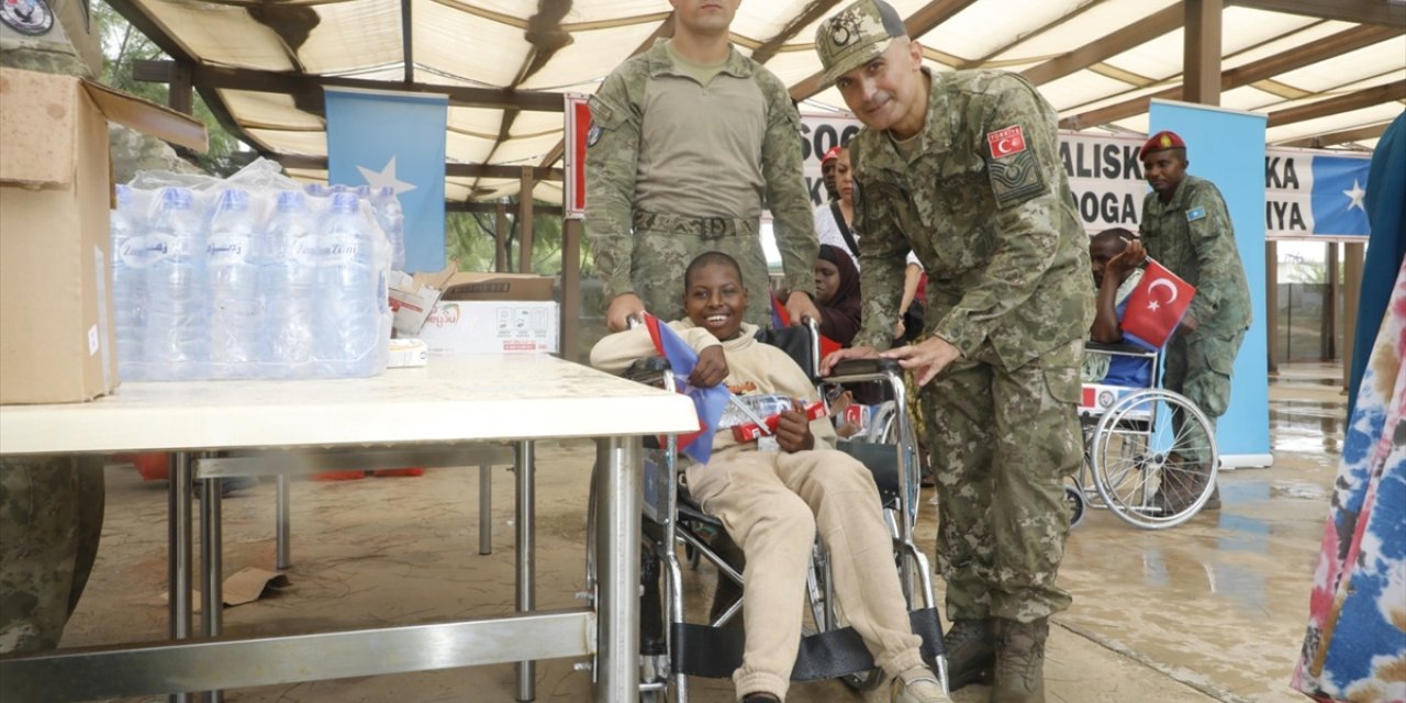 Somali Türk Görev Kuvveti Komutanlığı, Somali'de tekerlekli sandalye dağıttı