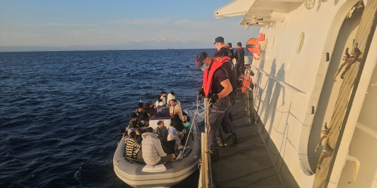 Muğla açıklarında sürüklenen bottaki 27 düzensiz göçmen kurtarıldı