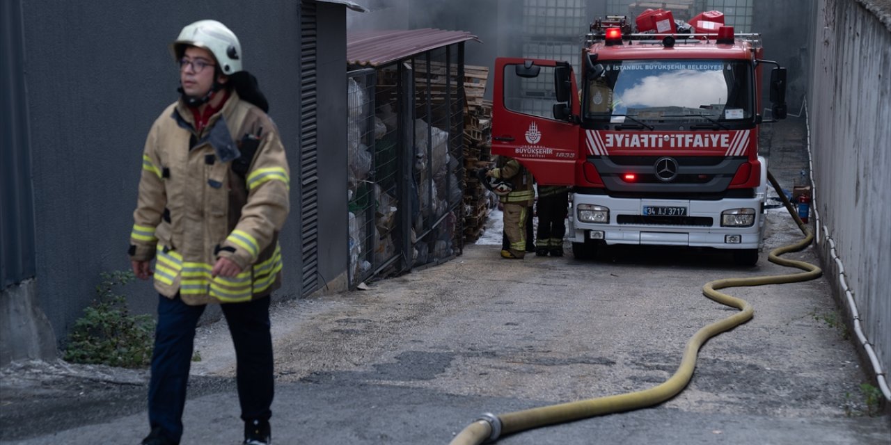 GÜNCELLEME - Beylikdüzü'nde fabrikada çıkan yangın söndürüldü