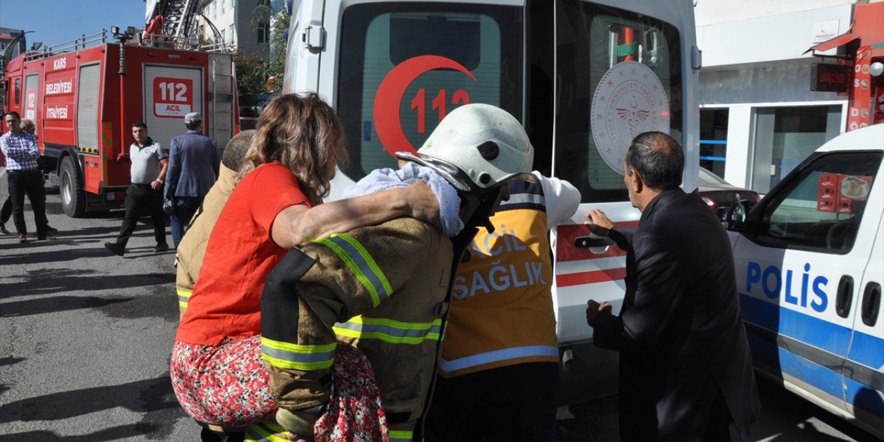 GÜNCELLEME 2 - Kars'ta otelde çıkan yangın söndürüldü