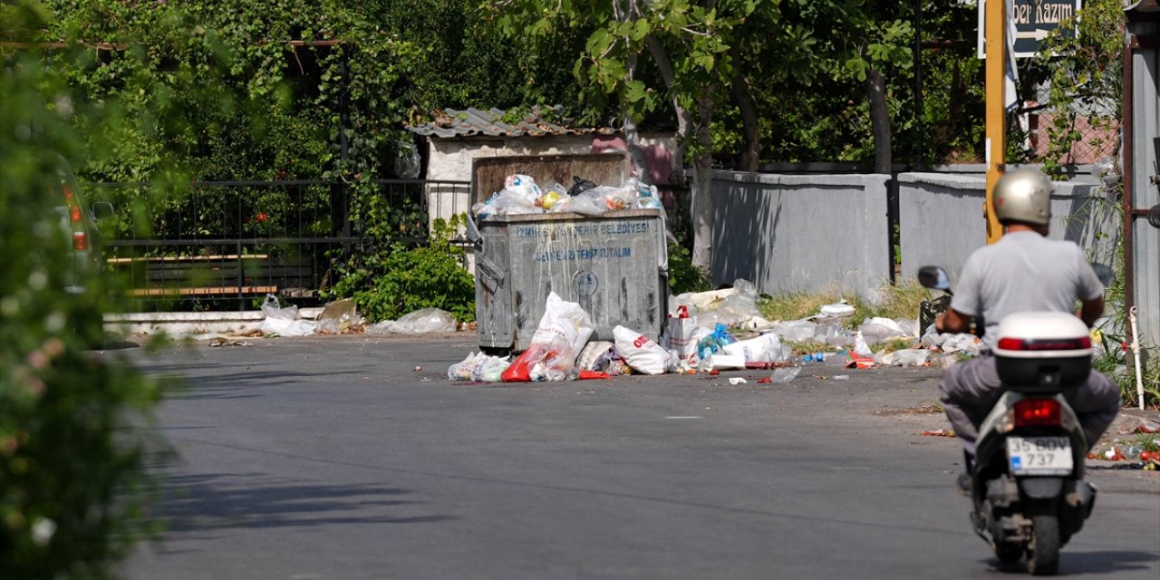 İzmir'in Çiğli ilçesinde toplanmayan çöpler kötü koku ve kirlilik oluşturdu