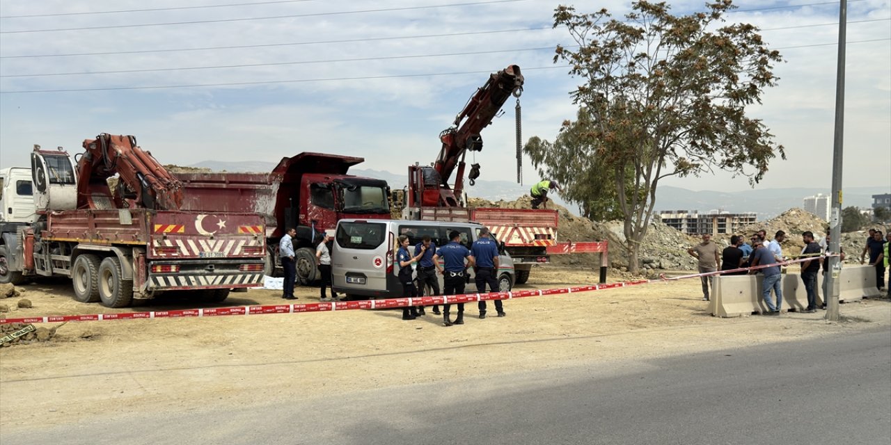 İzmir'de kamyon ile damper arasına sıkışan tamirci hayatını kaybetti