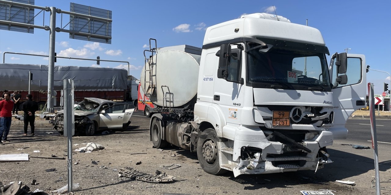 Diyarbakır'da tankerin çarptığı otomobildeki 4 kişi yaralandı