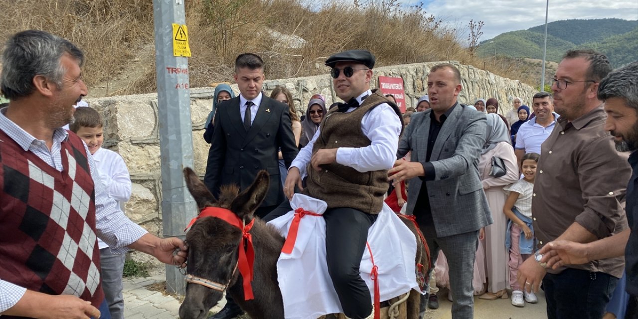 Sakarya'da arkadaşları damadı düğün salonuna eşekle götürdü