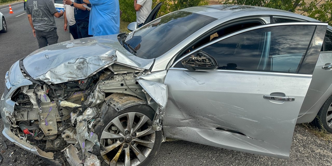 Uşak'ta iki otomobilin çarpışması sonucu anne ve oğlu hayatını kaybetti