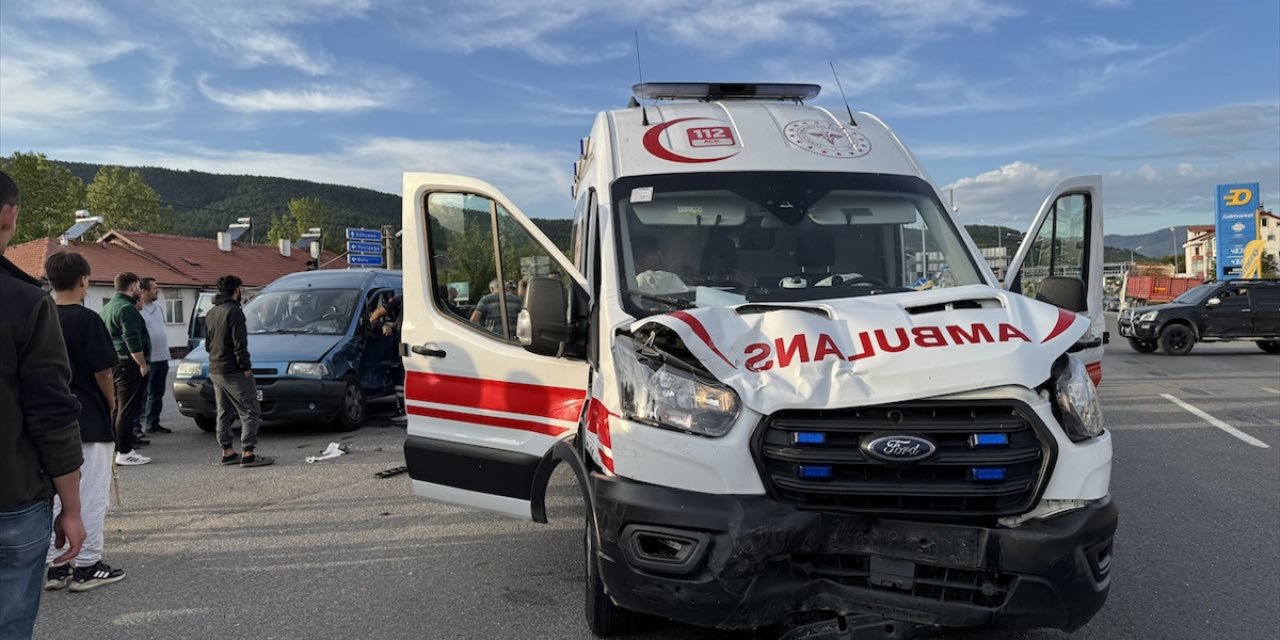 Bolu'da ambulans ile hafif ticari aracın çarpıştığı kazada 1 kişi yaralandı