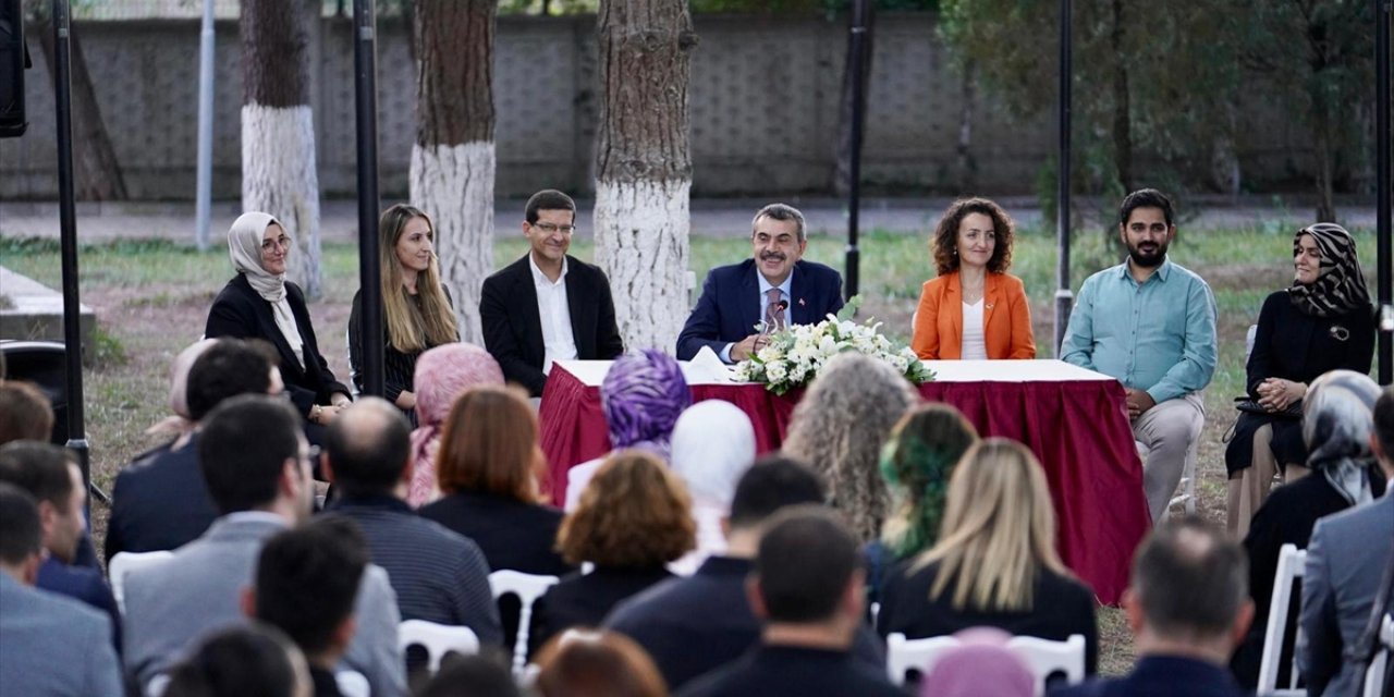 Milli Eğitim Bakanı Tekin, Sakarya'da öğretmenlerle buluştu: