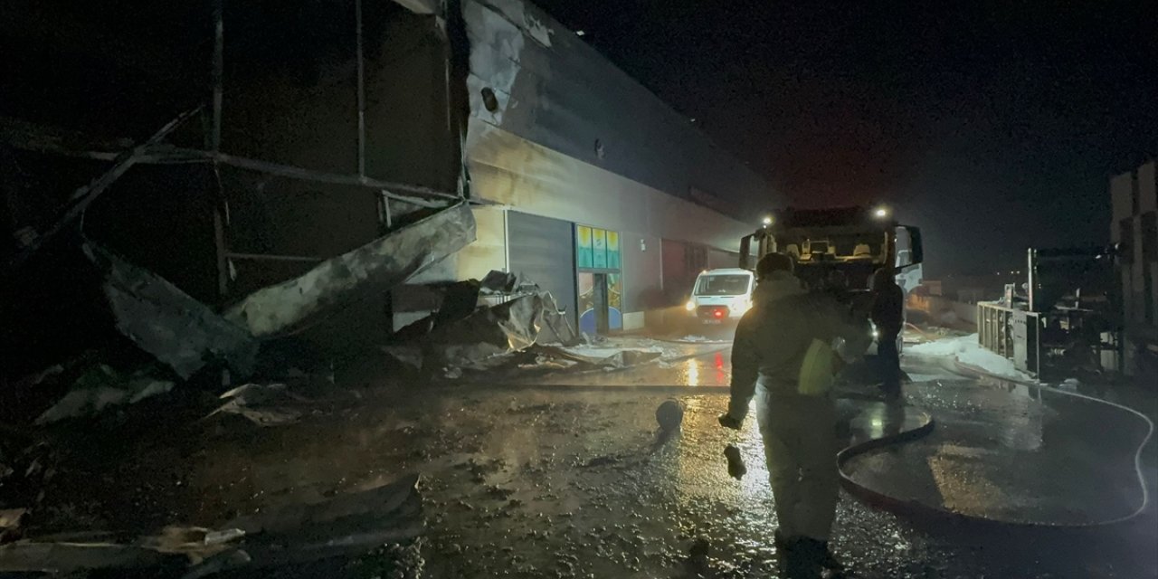 Tekirdağ'da kimyasal maddelerin bulunduğu depoda çıkan yangın söndürüldü