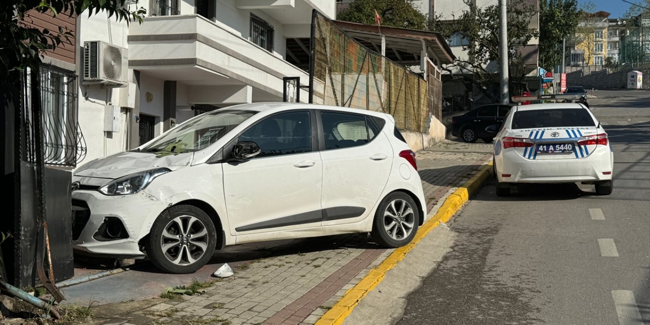 Kocaeli'de otomobilin çarptığı bahçe kapısı üzerine devrilen anneanne ve 2 torunu yaralandı