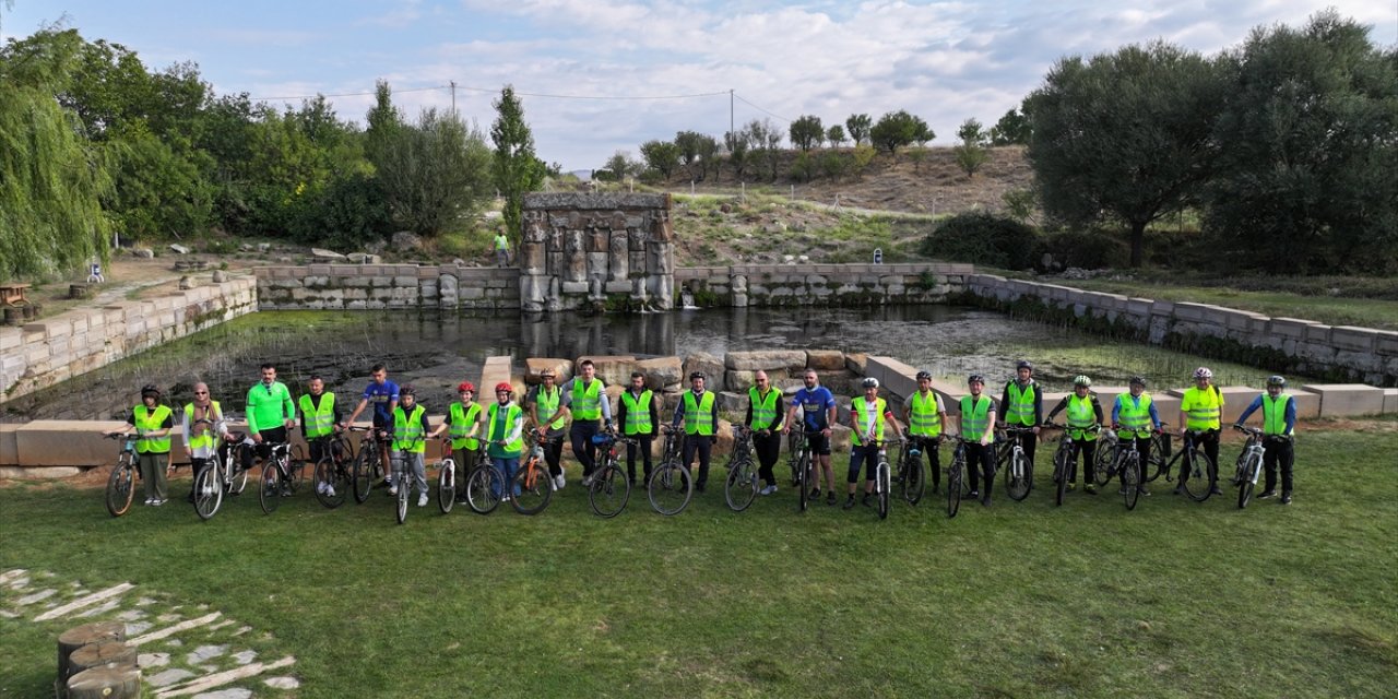 Konya'da bisikletseverler tarihi ve doğal güzellikleri pedal çevirerek keşfediyor