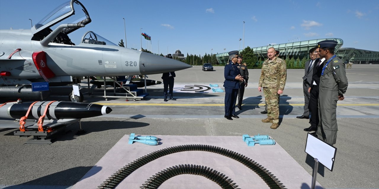 Azerbaycan, Pakistan ve Çin'in ortak üretimi JF-17C savaş uçağı aldı