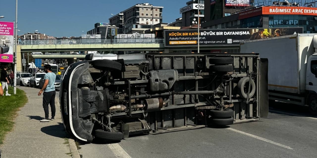 Üsküdar'da kamyonetin devrilmesi sonucu sürücü yaralandı