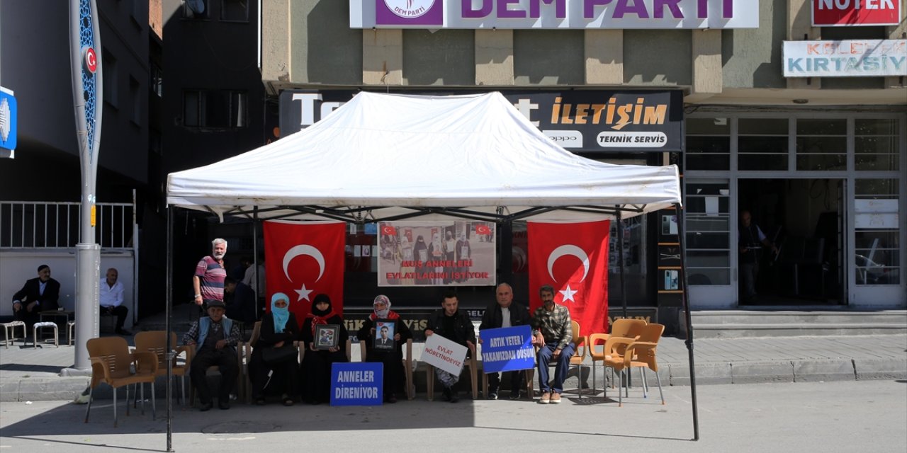 Muşlu aileler DEM Parti önünde "evlat nöbeti"ni sürdürdü