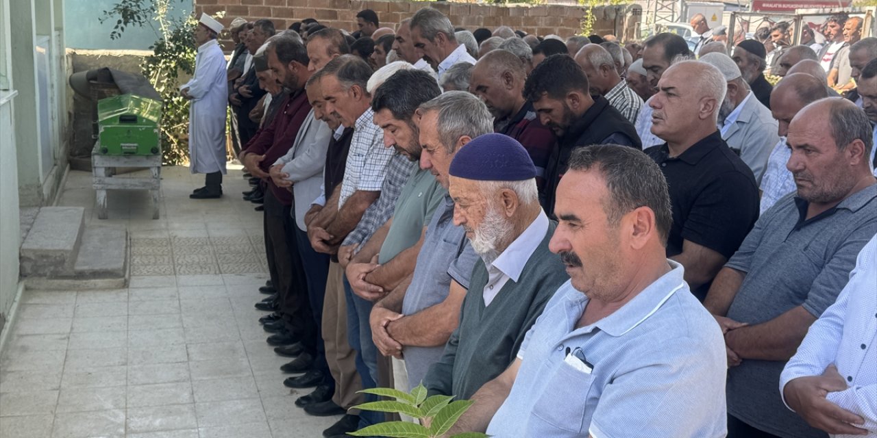 Malatya'da eşinin silahla öldürdüğü kadın toprağa verildi