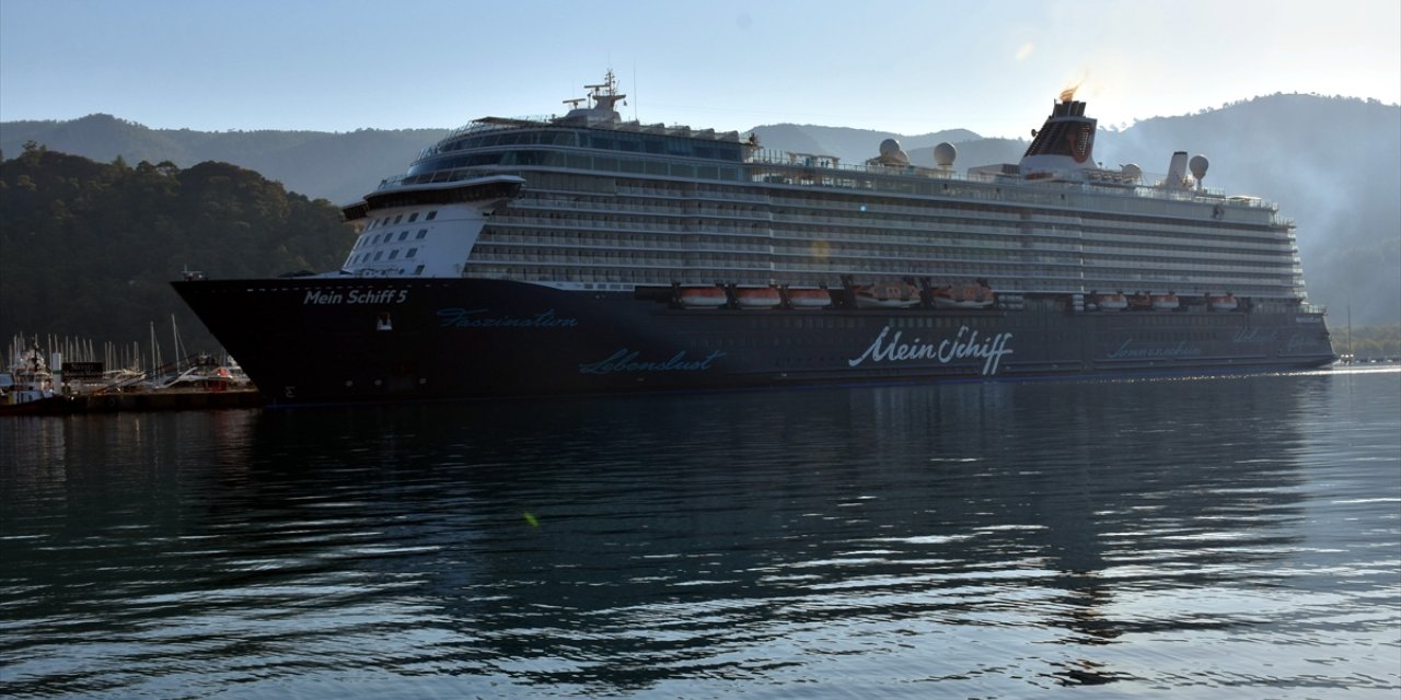 "Mein Schiff 5" kruvaziyeri 2 bin 490 yolcusuyla Marmaris Limanı'na yanaştı