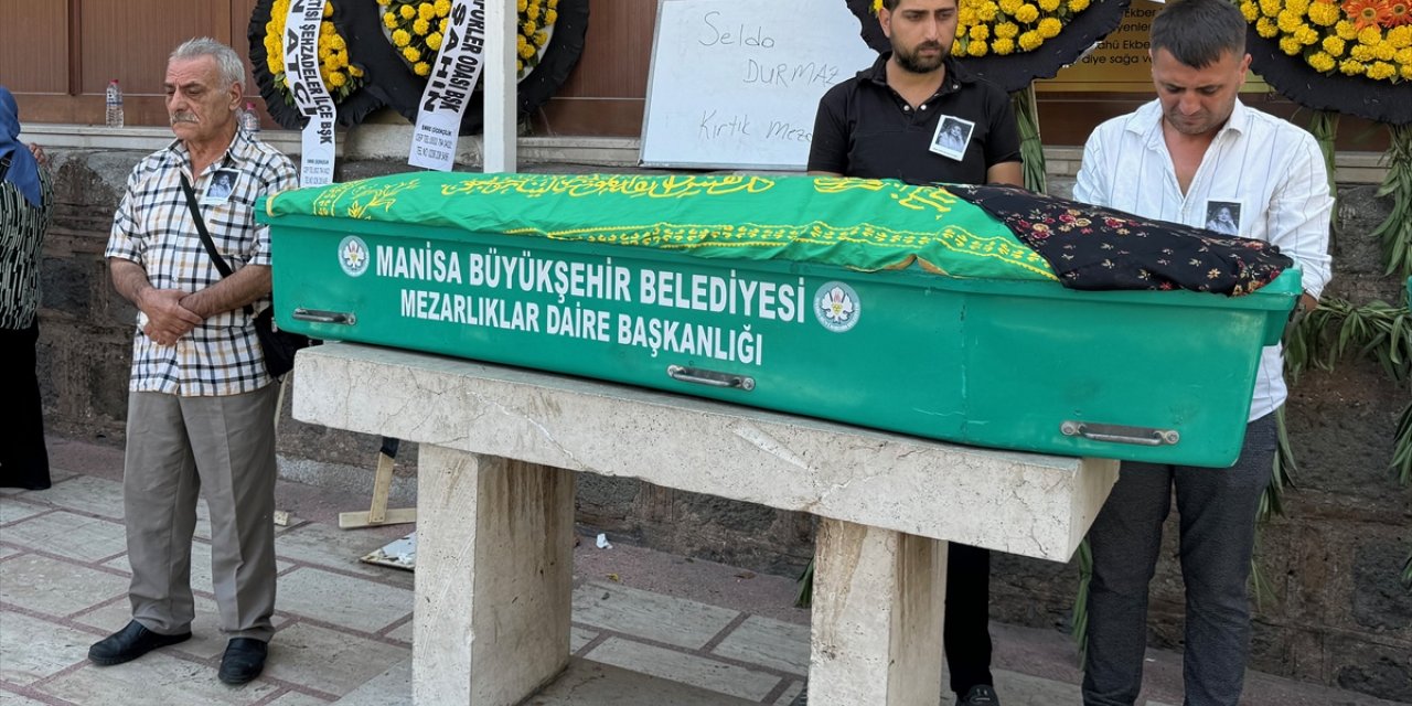 Manisa'da boşanma aşamasındaki eşinin öldürdüğü kadının cenazesi defnedildi