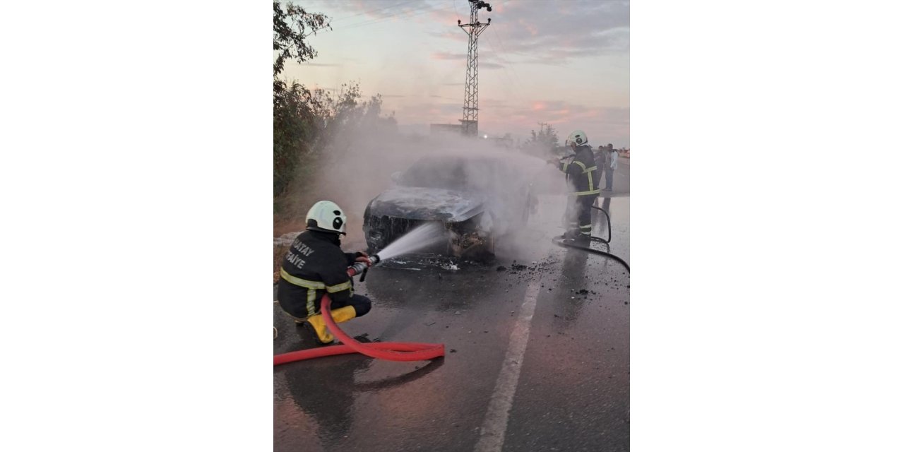 Hatay'da seyir halindeki otomobil yandı