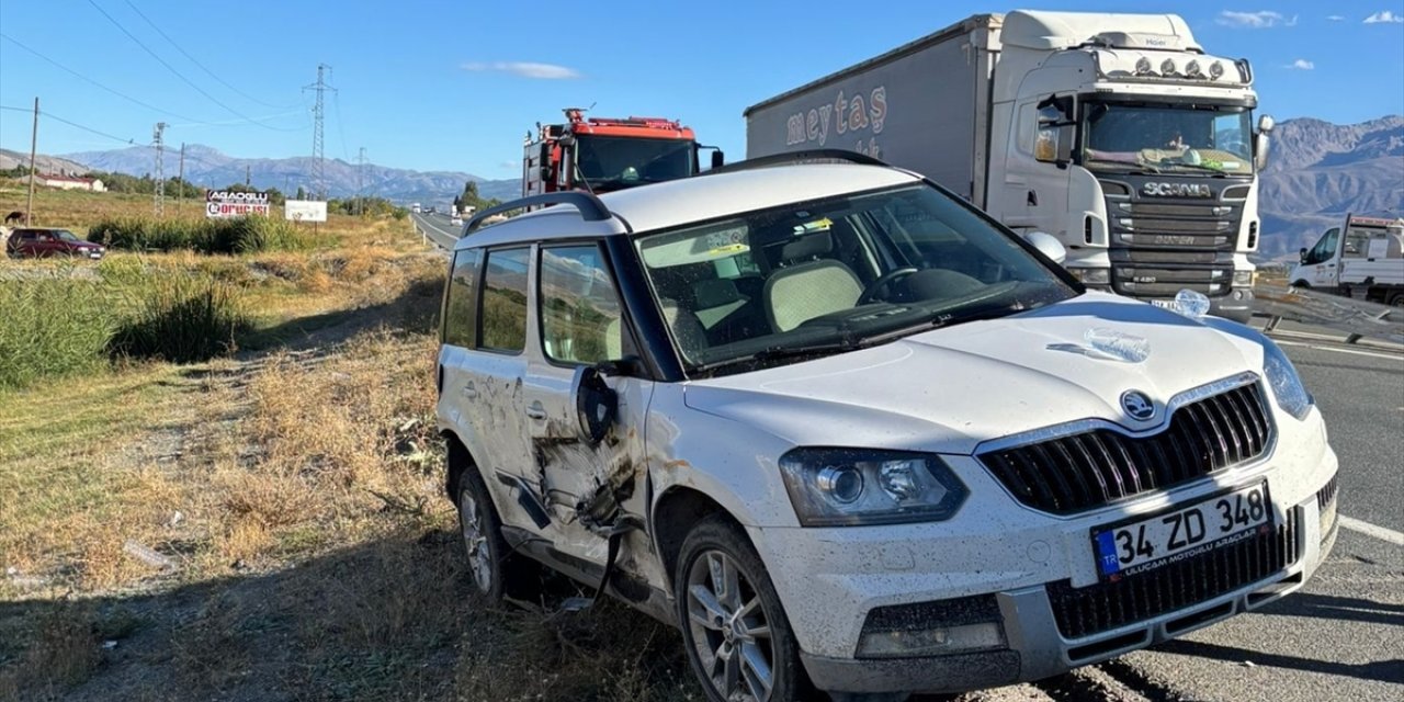 Erzincan’da otomobilin kamyona çarpması sonucu 3 kişi yaralandı