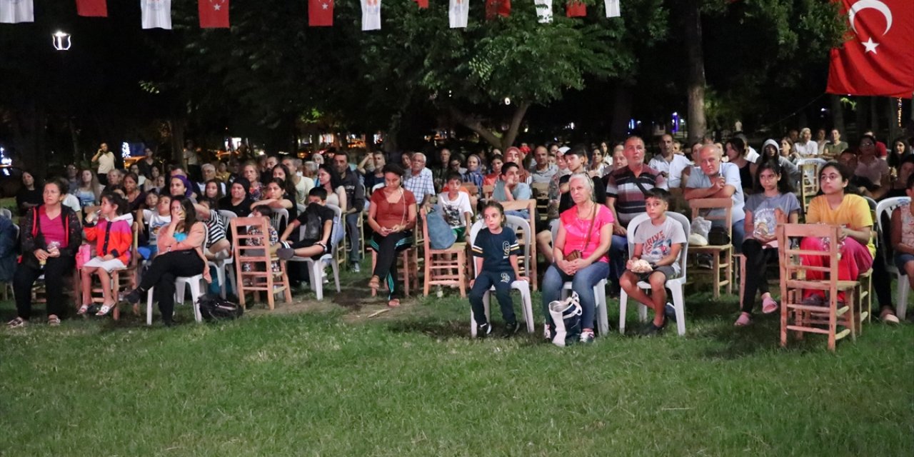 31. Uluslararası Adana Altın Koza Film Festivali'nde halk, açık hava sinemasında film izledi