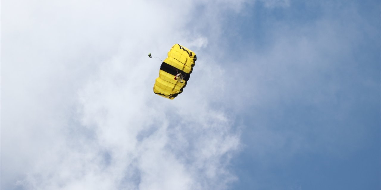 Erzurum semalarında wingsuit uçuşu ve akrobasi gösterisi