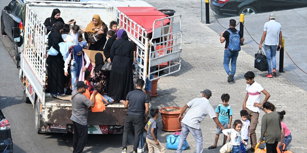 İsrail'in hava bombardımanından kaçarak okullara sığınan Lübnanlılar, AA'ya konuştu