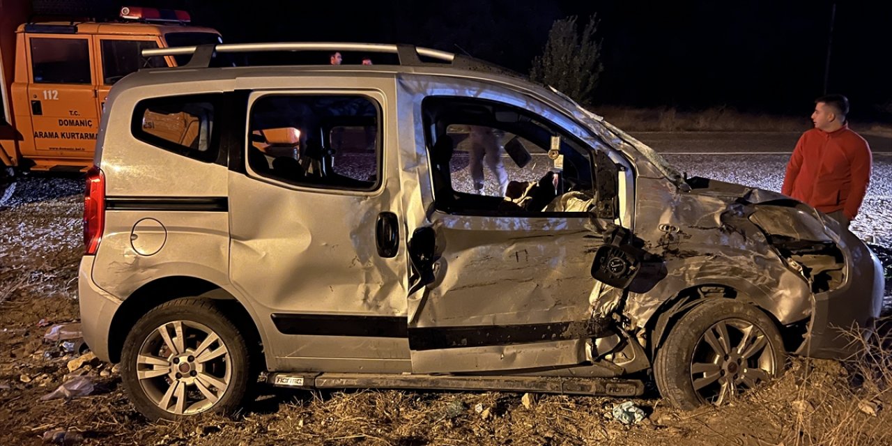 Kütahya'da işçi servisi ile hafif ticari araç çarpıştı, 10 kişi yaralandı