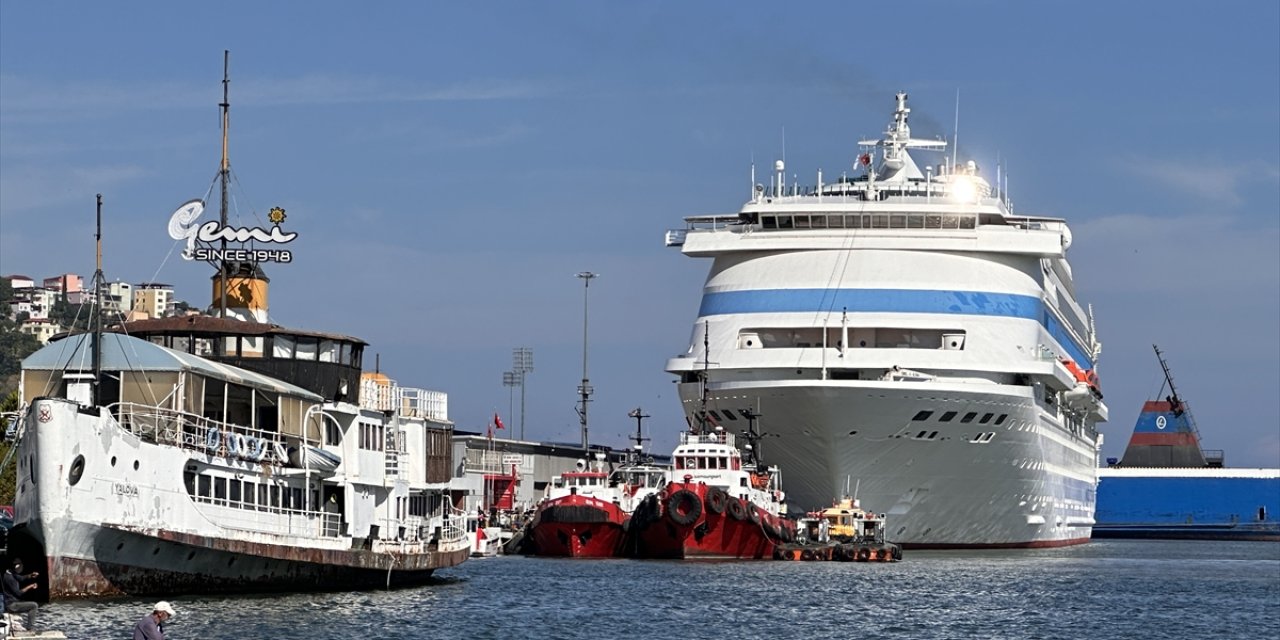 "Astoria Grande" kruvaziyeri Samsun Limanı'na demirledi