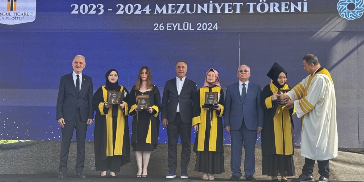 İstanbul Ticaret Üniversitesi'nde 1393 öğrenci mezuniyet coşkusu yaşadı