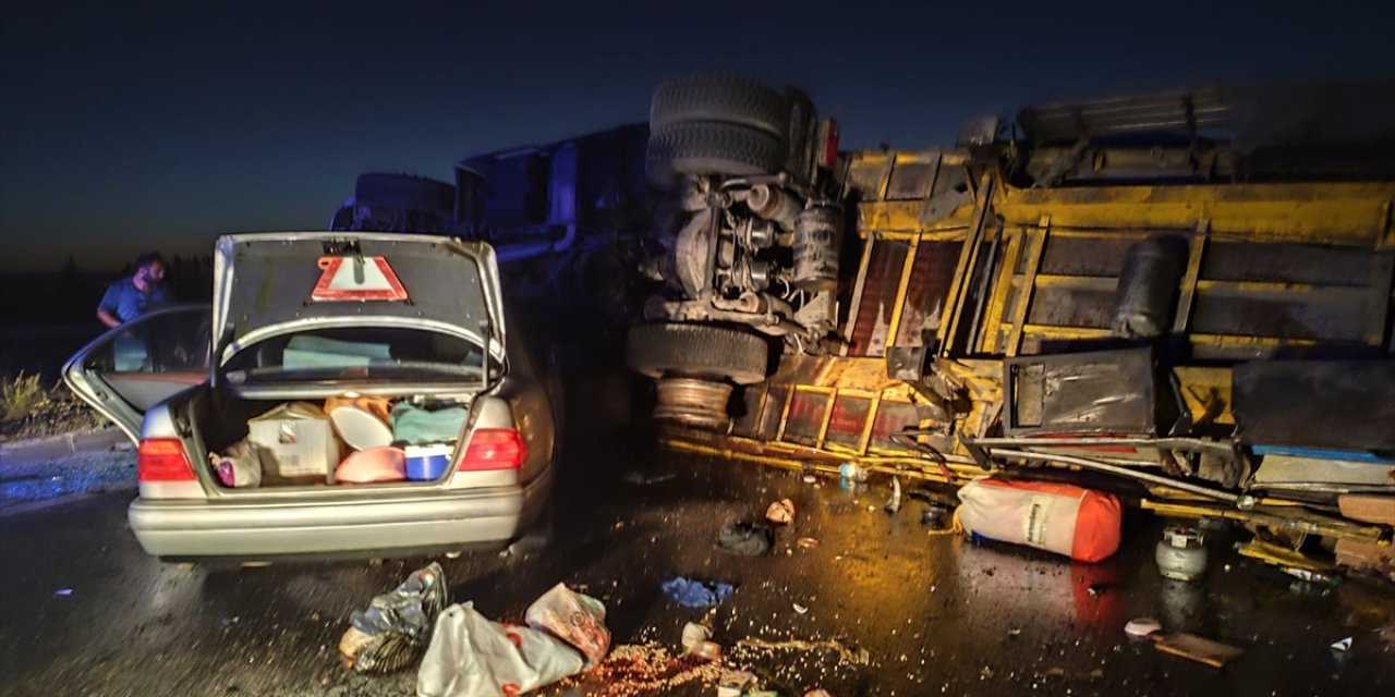 Afyonkarahisar'da devrilen tıra çarpan otomobildeki 1 kişi öldü, 3 kişi yaralandı