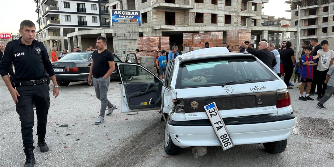 Isparta'da iki otomobilin çarpıştığı kazada 5 kişi yaralandı