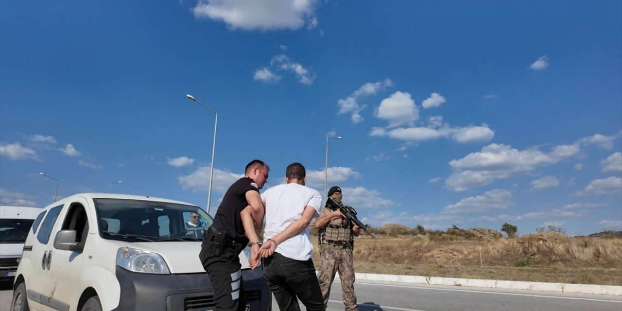 Kırklareli'nde 11 düzensiz göçmen ile 1 insan kaçakçısı yakalandı