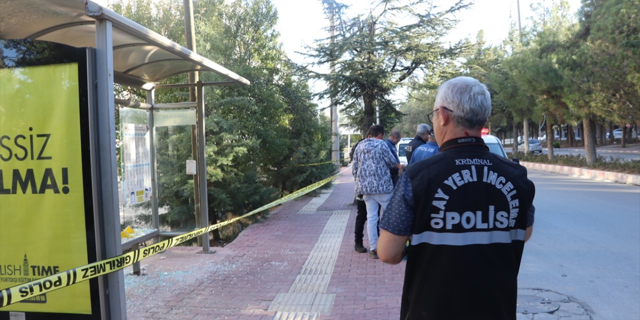 Burdur'da bir kadın otobüs durağında beklerken av tüfeğiyle vurularak yaralandı