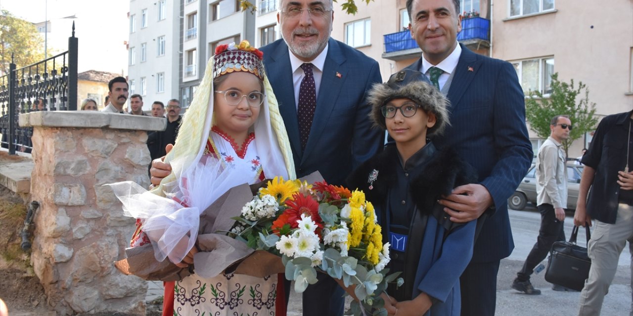 Çalışma ve Sosyal Güvenlik Bakanı Işıkhan, Bilecik'te "Türkiye Buluşmaları"nda konuştu: