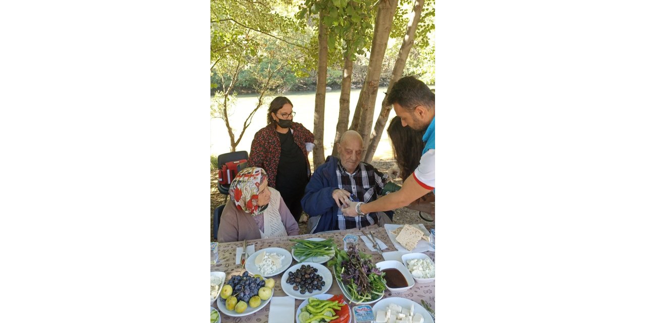 Tunceli'de valilik yaşlıları doktor kontrolünde evlerinden alıp doğayla buluşturuyor