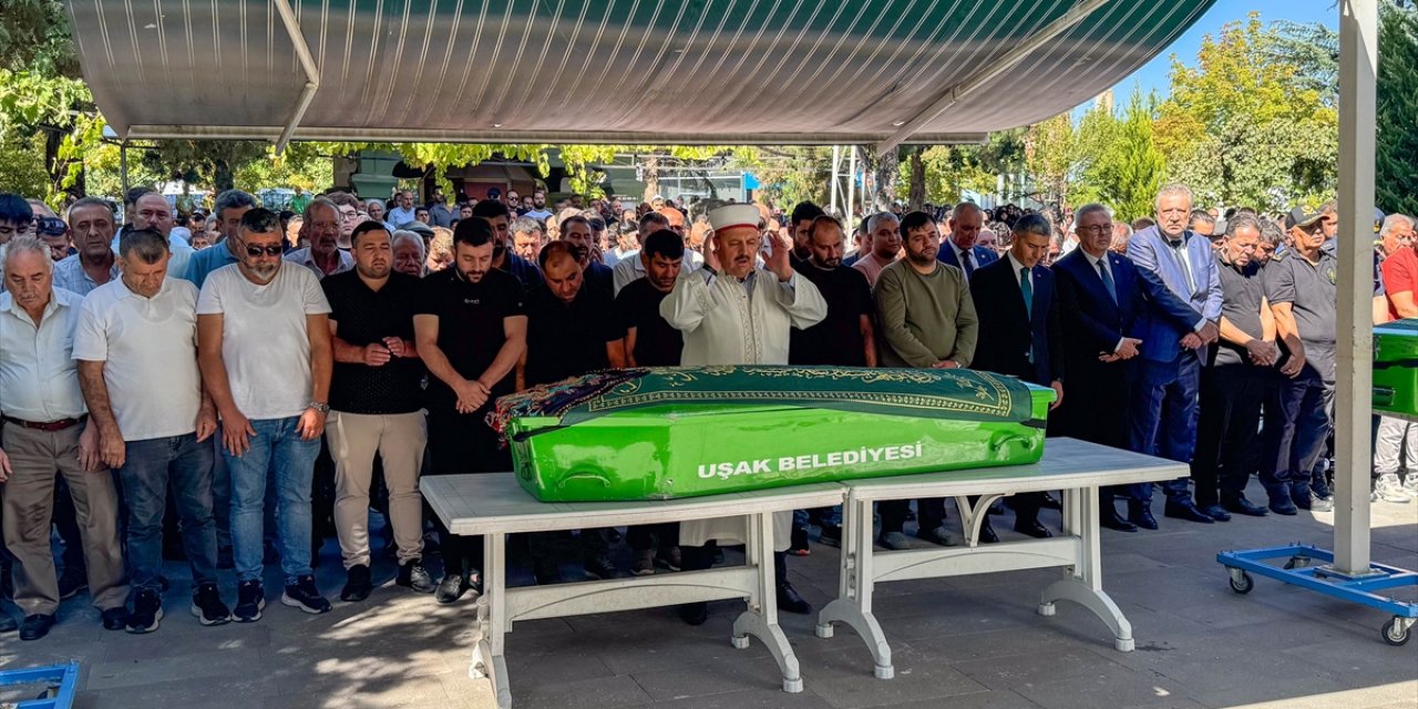 Trafik kazasında ölen anne, baba ve kızı Uşak'ta son yolcuğuna uğurlandı