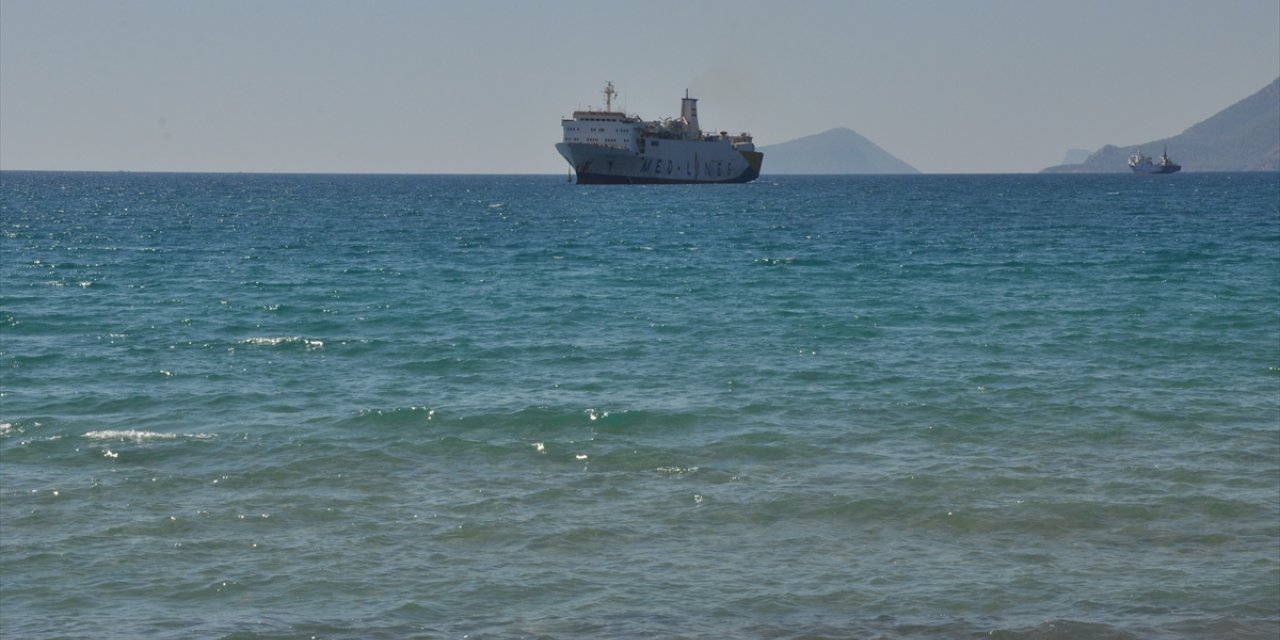 İsrail saldırıları nedeniyle Lübnan'dan ayrılan yabancı uyruklular gemiyle Mersin'e geldi