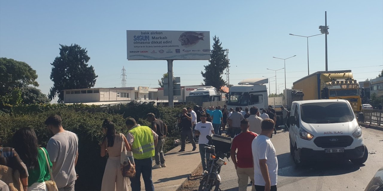 Adana'da sulama kanalına devrilen kamyonun sürücüsü yaralandı