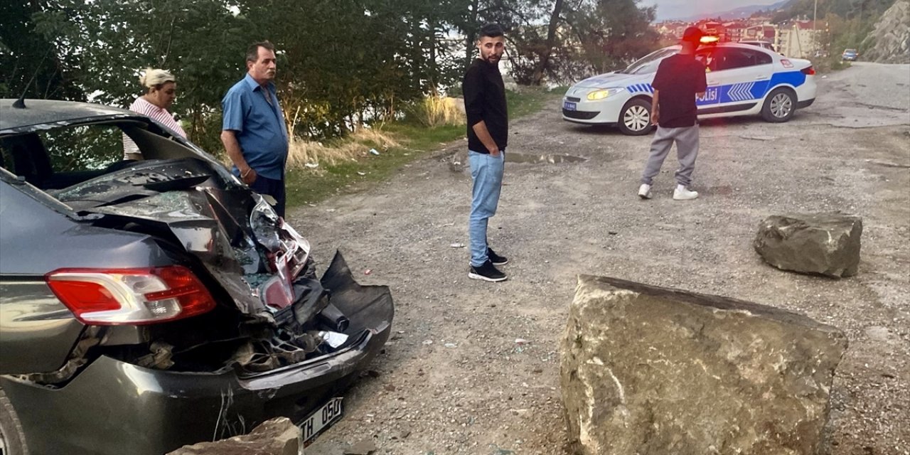 Sinop’ta yamaçtan kopan kaya parçası park halindeki otomobilin üzerine düştü