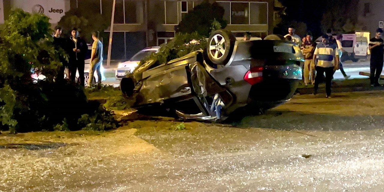 Bursa'da reklam panosuyla ağaçlara çarparak devrilen otomobildeki iki kişi yaralandı