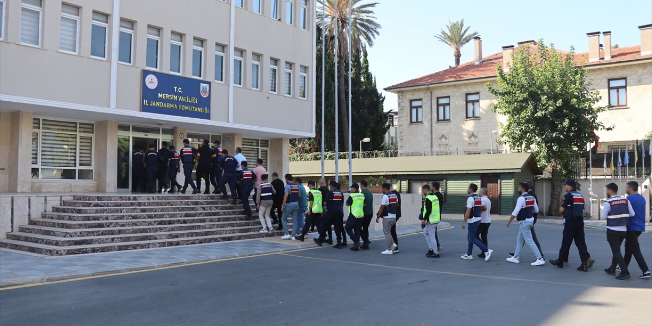 Mersin merkezli vergi kaçakçılığı operasyonunda yakalanan 16 şüpheli tutuklandı