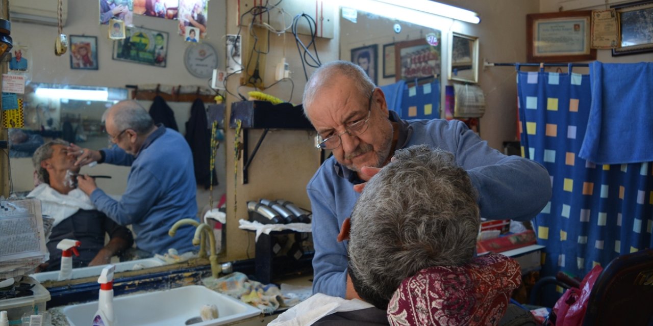 Şarköy'ün 61 yıllık berberi Yusuf Kocabaş, mesleğini ilk günkü şevkle sürdürüyor