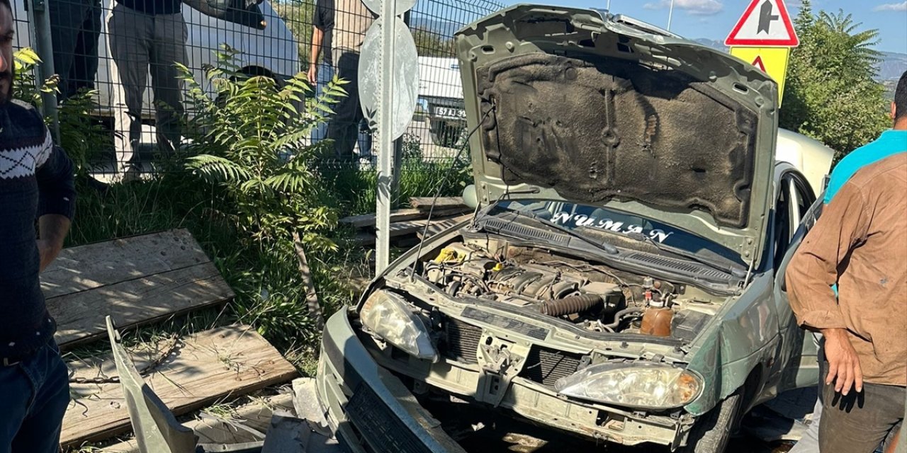 Sinop'ta devrilen otomobildeki 8 kişi yaralandı