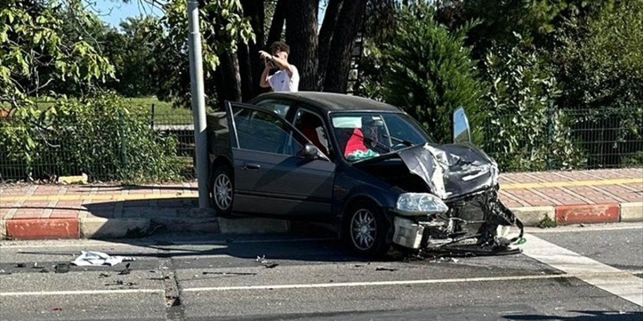 Samsun'da 3 aracın karıştığı kazada 5 kişi yaralandı