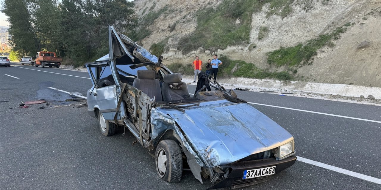 Kastamonu'da iki otomobilin çarpıştığı kazada 3 kişi yaralandı