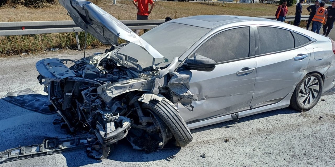 Anadolu Otoyolu Bolu kesiminde iki otomobilin çarpıştığı kazada 3 kişi yaralandı