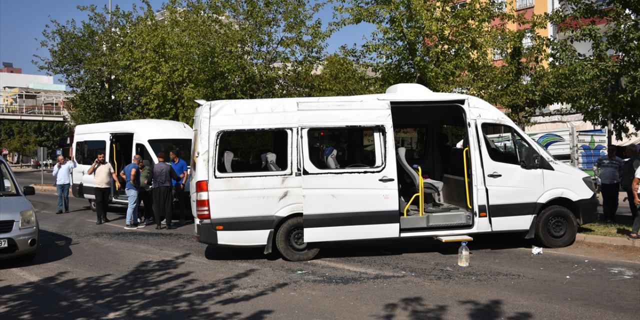 Şanlıurfa'da minibüs ile otomobilin çarpışması sonucu 7 kişi yaralandı