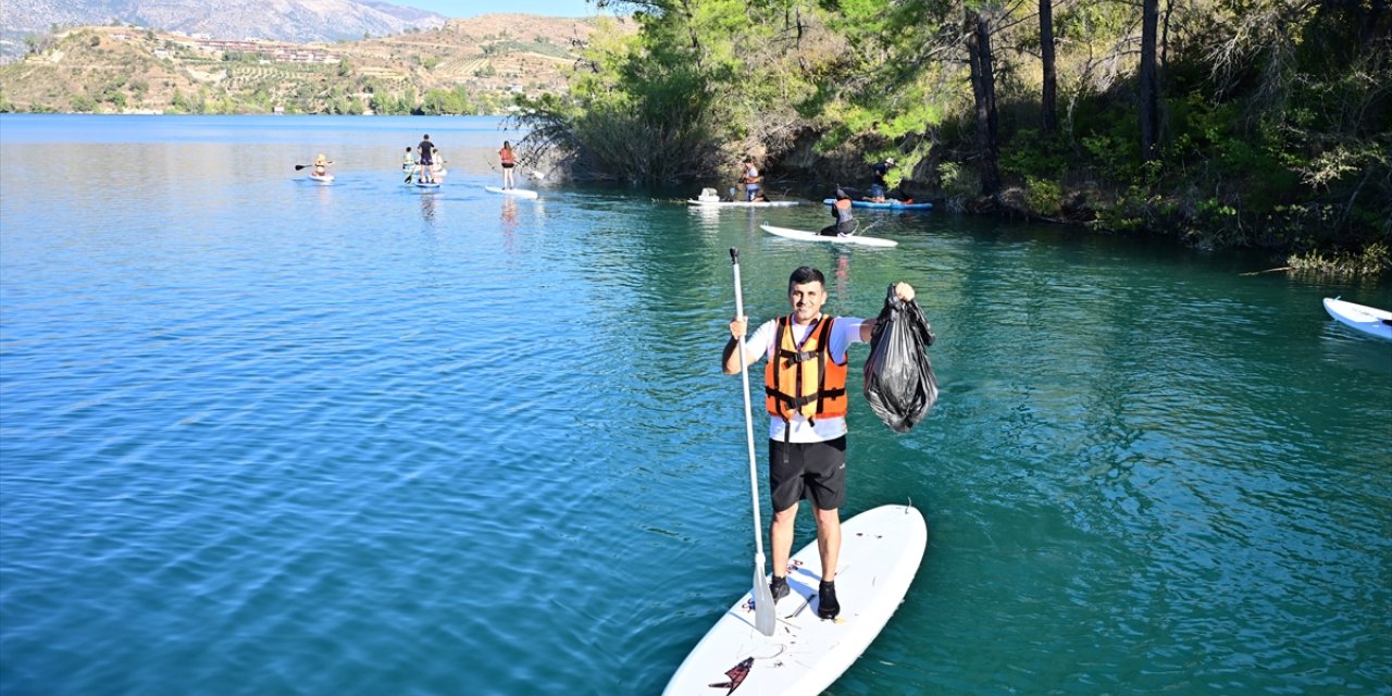 Antalya'da gençler kürek sörfüyle baraj gölünü temizledi