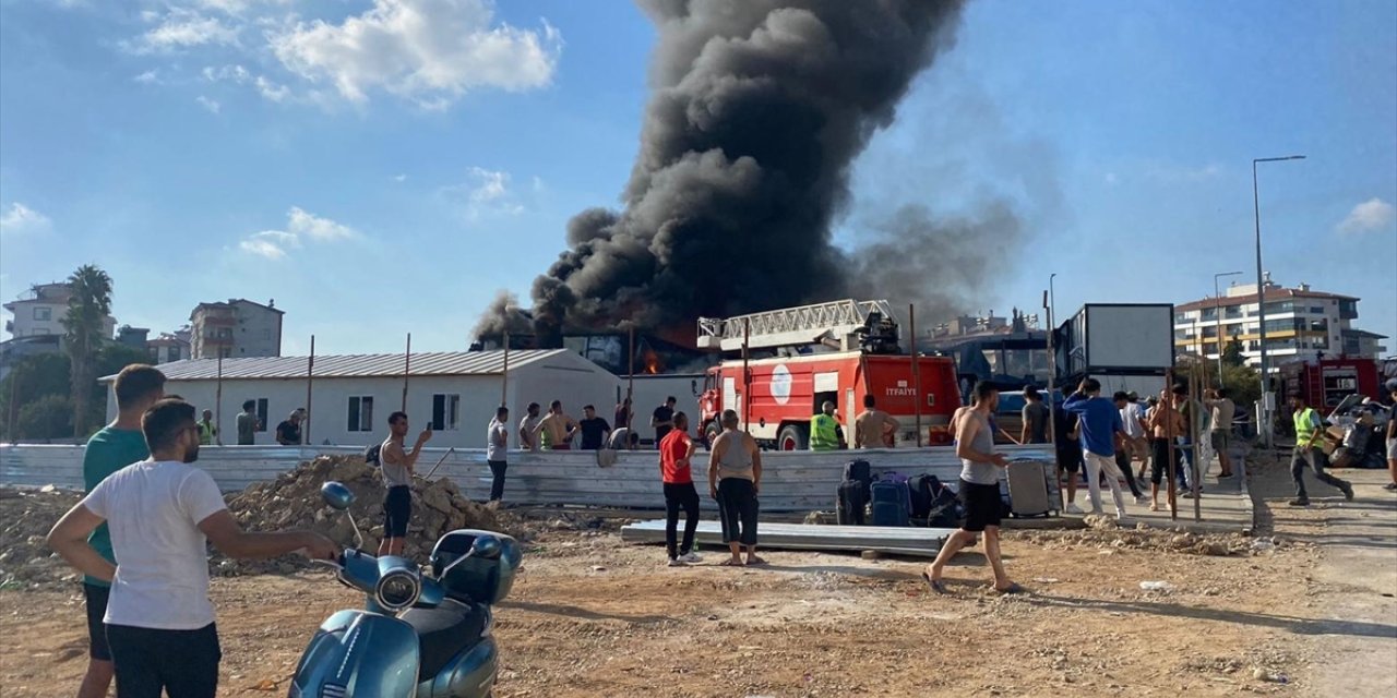 Antalya'da işçilerin kullandığı 10 konteyner yandı