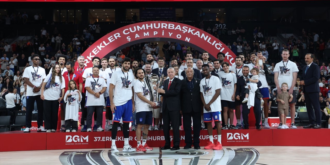 Cumhurbaşkanı Erdoğan, Anadolu Efes'e şampiyonluk kupasını verdi